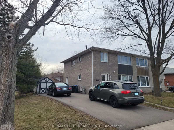 3448 Ellengale Dr, Mississauga, ON L5C 1Z7