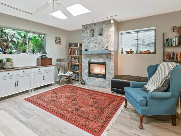 2133 Hope St, Pt Moody, BC V3H 2H9