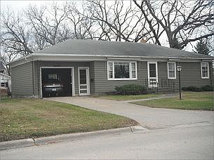 1st image of 208 Superior St