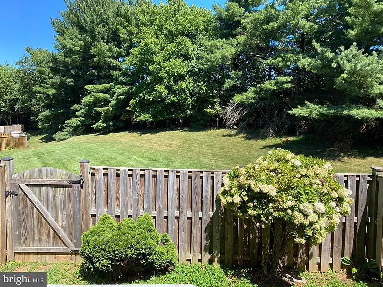 4 Chantilly Ct — Photo 30
