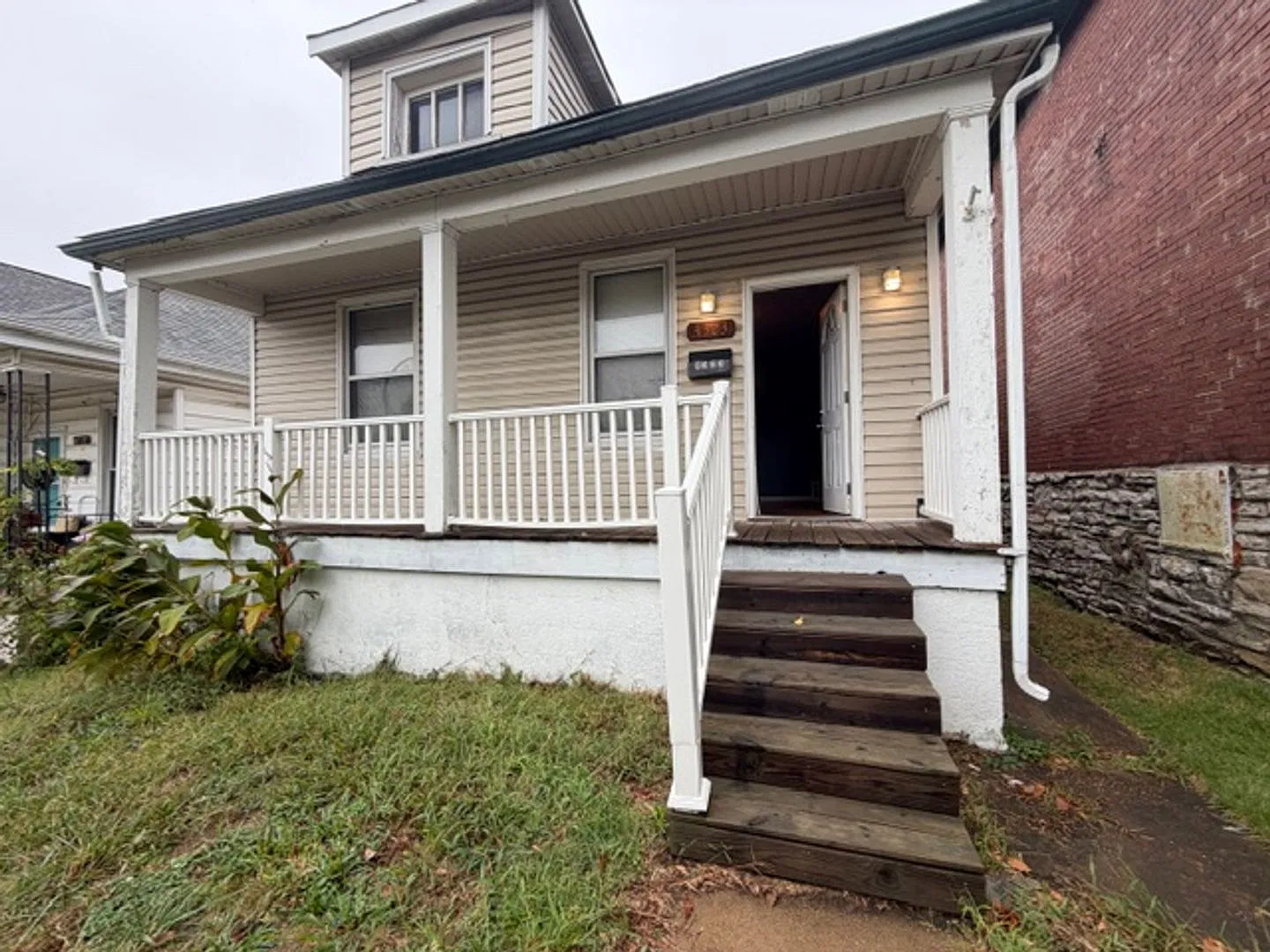 Section 8 Welcome ! Spacious 3 Br / 1 BA Home For Rent — Photo 1