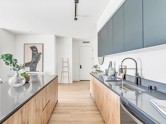 3rd image of 14747 Burbank Blvd #84613c846