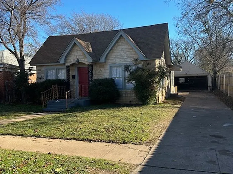 881 Ross Ave — Photo 2
