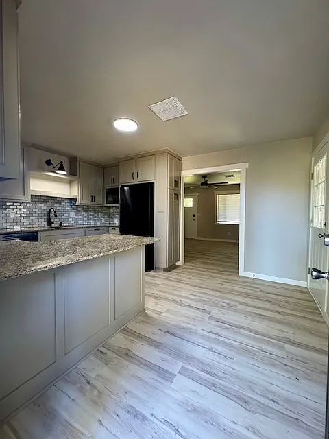 705 SE 10th St - 1 — Photo 3