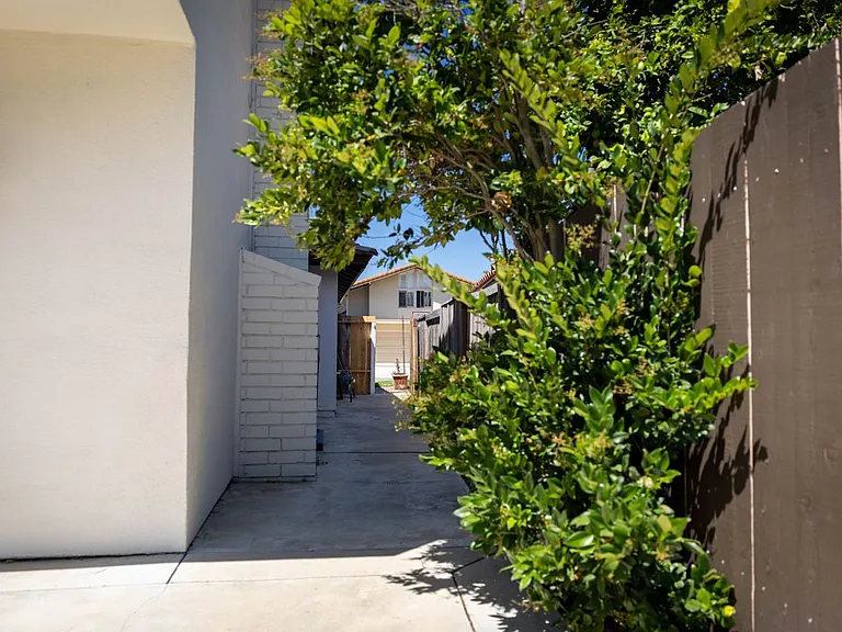 1552 Brentford Ave — Photo 38