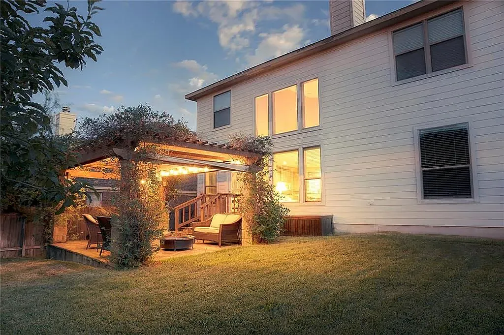 1005 Glasgow Cv — Photo 2