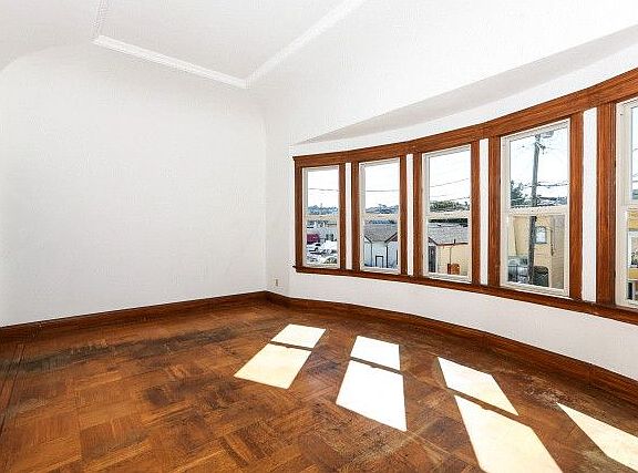 3rd image of 122 Farallones St