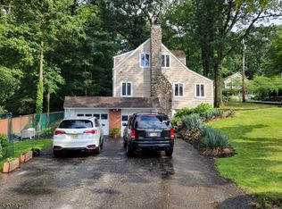 2 Arrowhead Trl, Kinnelon, NJ 07405