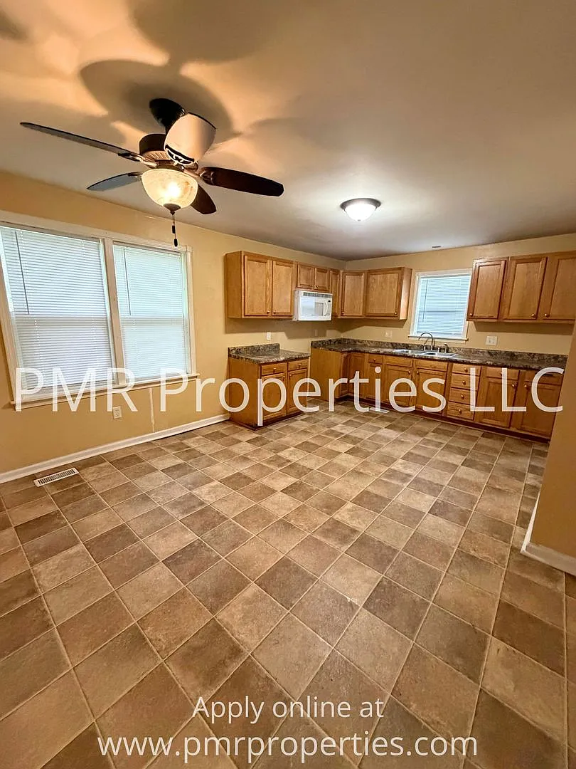 2 Bedrooms / 1 Bathroom House — Photo 4