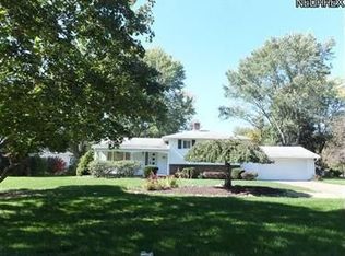 9733 Charles Dr, Valley View, OH 44125