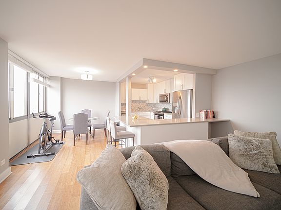 3rd image of 4800 S Lake Park Ave APT 703