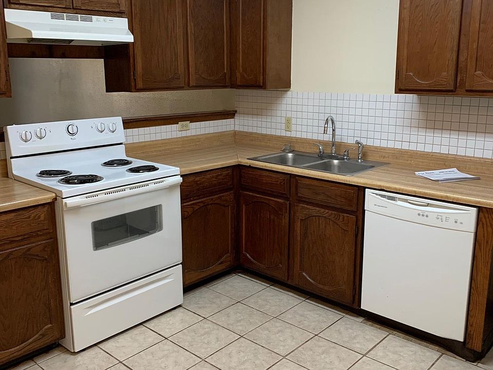 2nd image of 205 E Sycamore Ln APT D