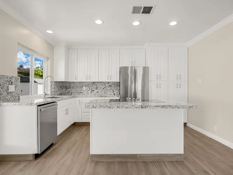 630 N Colfax St — Photo 11