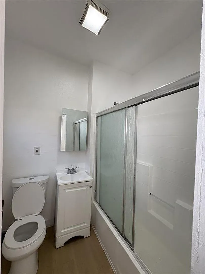 1033 Hoffman Ave in Long Beach — Photo 3