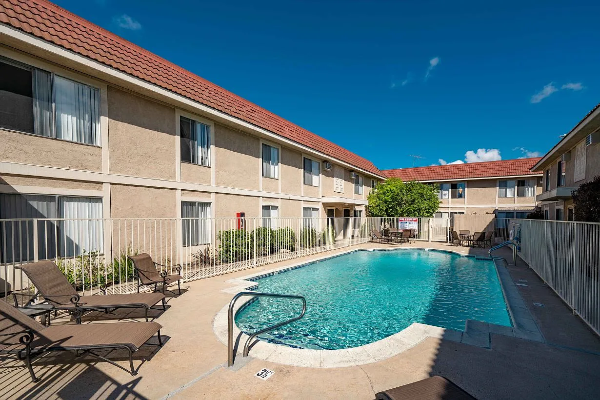 La Costa Apartments — Photo 2