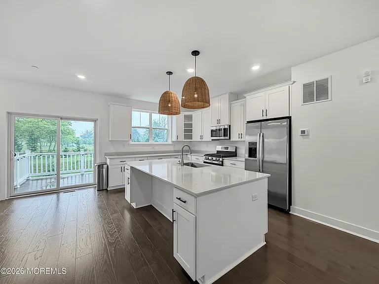 89 Bataan Ave — Photo 10