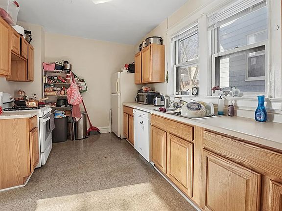2nd image of 419 N 13th Ave E