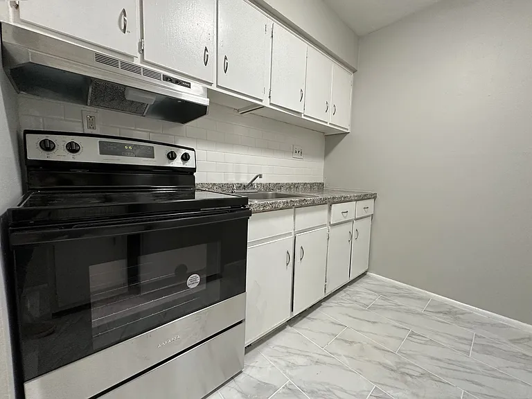 Woodland Manor Apartments — Photo 12