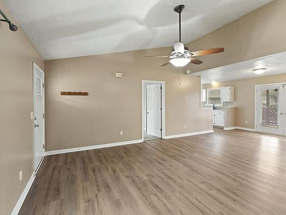 3rd image of 709 Sandburg Pl