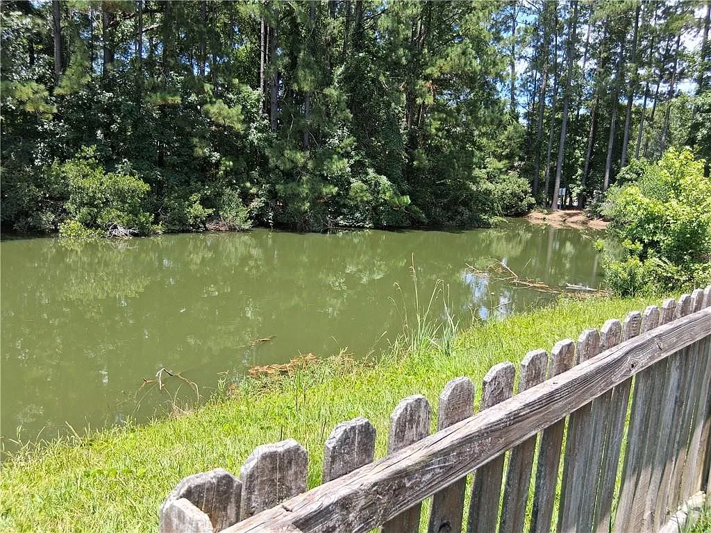 3 bed, 2.0 bath, 1725 sqft, $1,900 — Photo 3