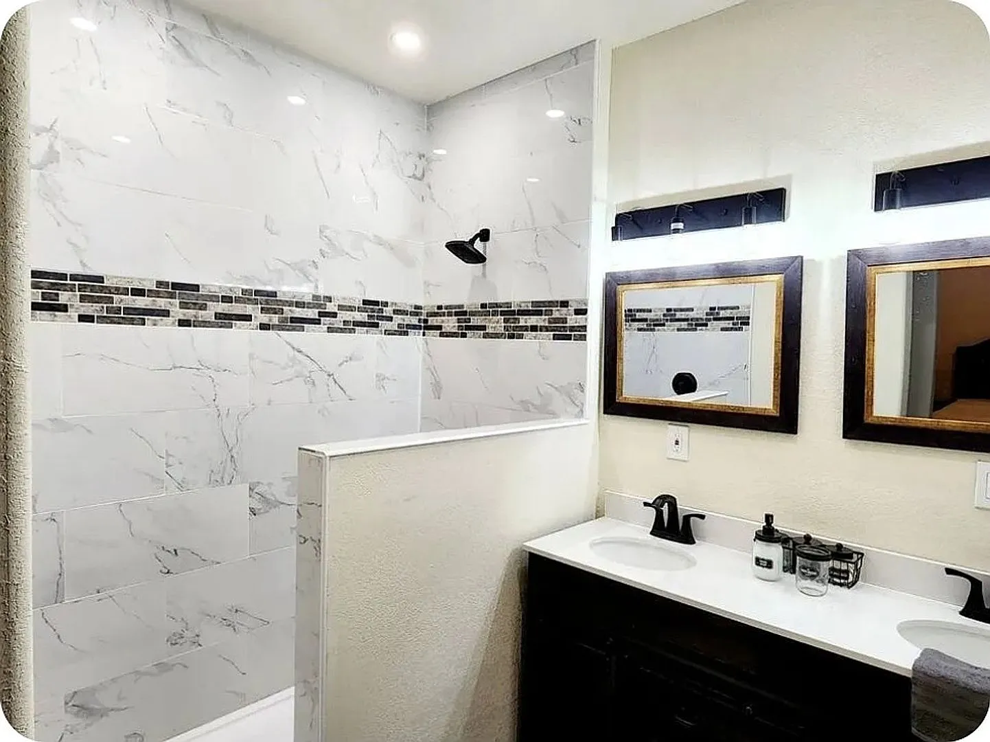 Room in 3 Bedroom Home in San Antonio — Photo 2