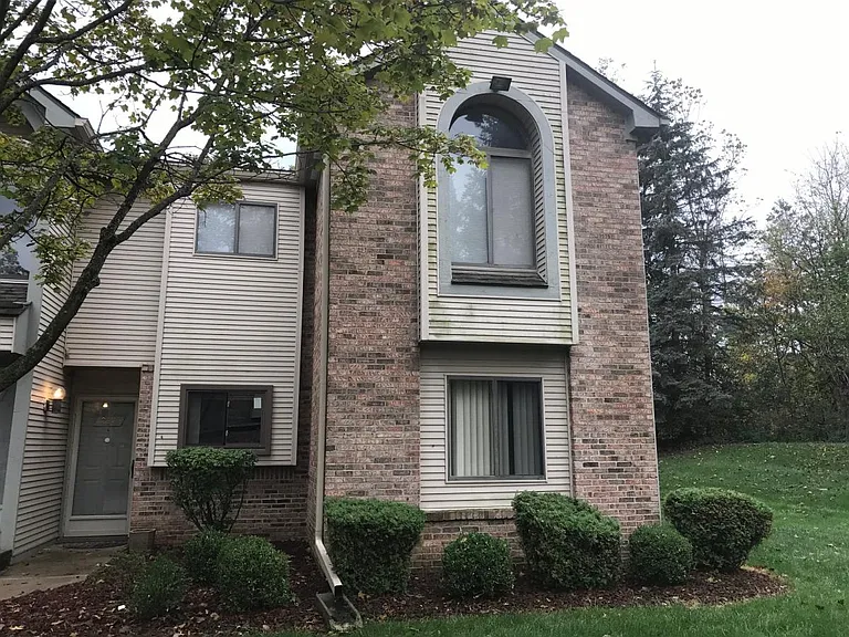 42825 Lilley Pointe Dr — Photo 3