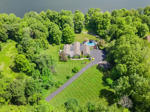 21 Windwood Road, Brookfield, CT 06804