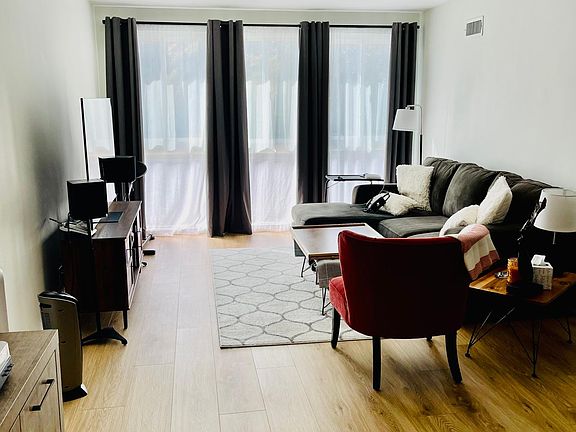 4th image of 605 S Barrington Ave APT 29