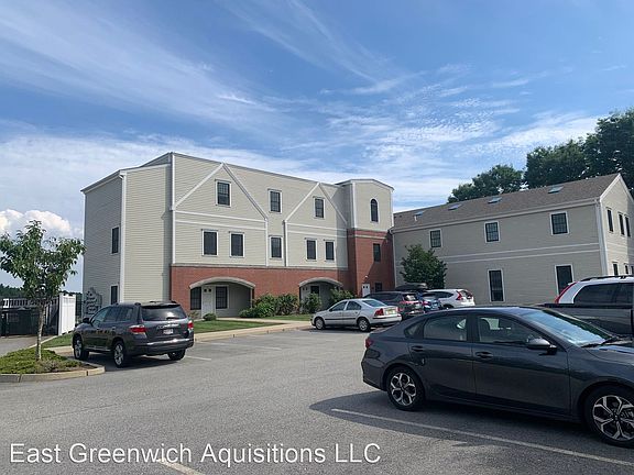 3rd image of 60 Crompton Ave APT B3