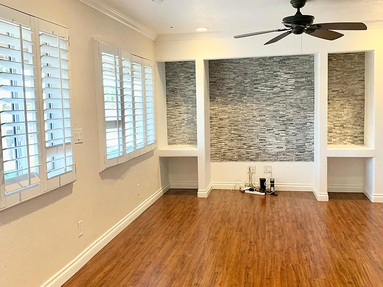 4143 Clairemont Dr — Photo 2