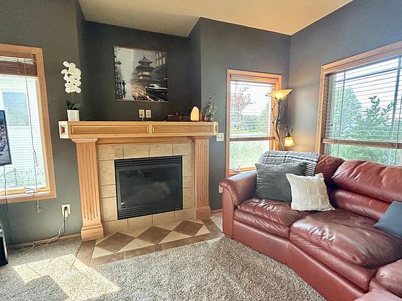 4th image of 805 SE Deerfield Ln