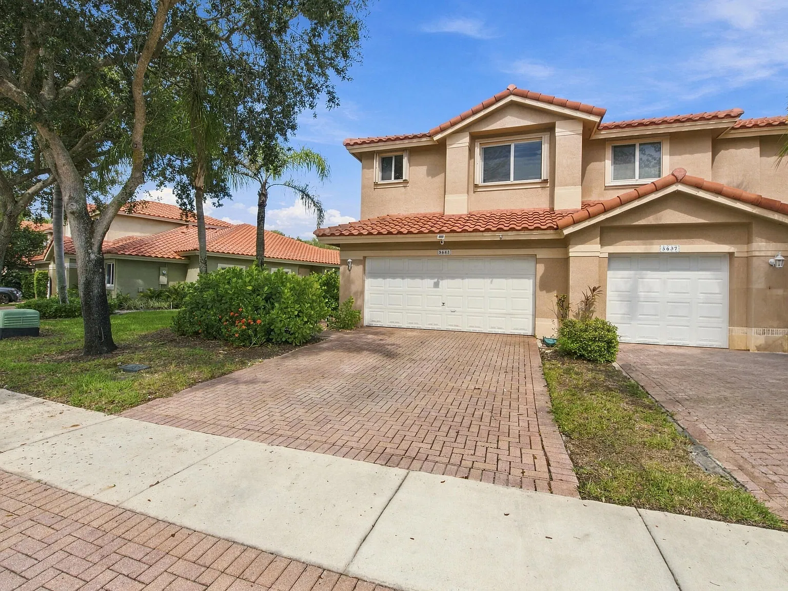 3 bed, 2.5 bath, 1623 sqft, $4,350 — Photo 2