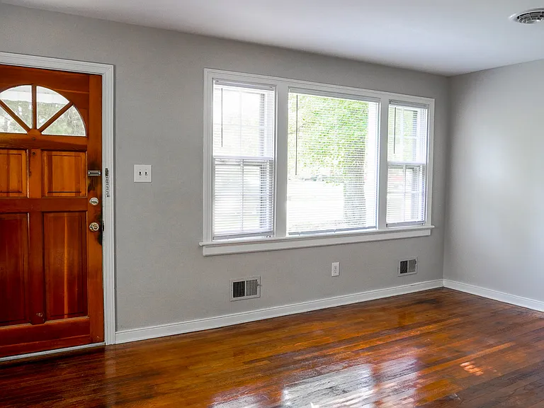 1710 Glenview Rd — Photo 2