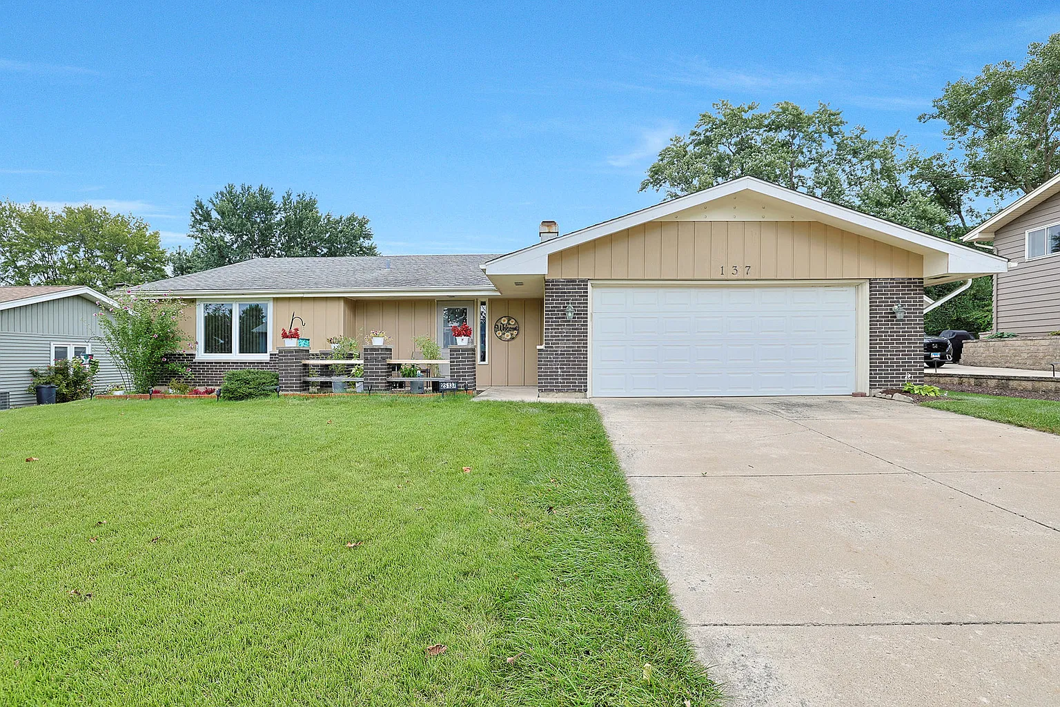 2S137 Beaumont Ln photo 1