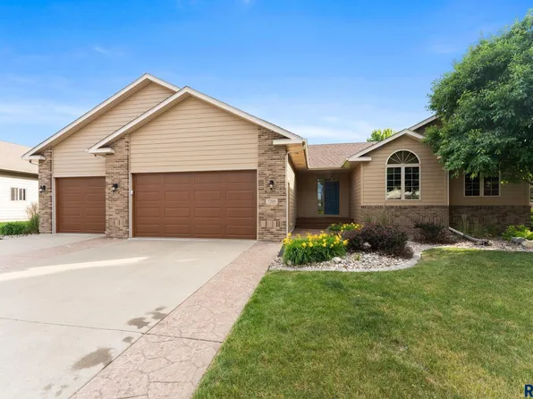 7205 S Heatherridge Ave, Sioux Falls, SD 57108