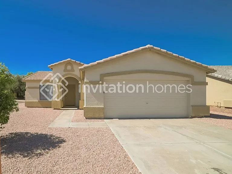802 E Roberts Ave — Photo 1