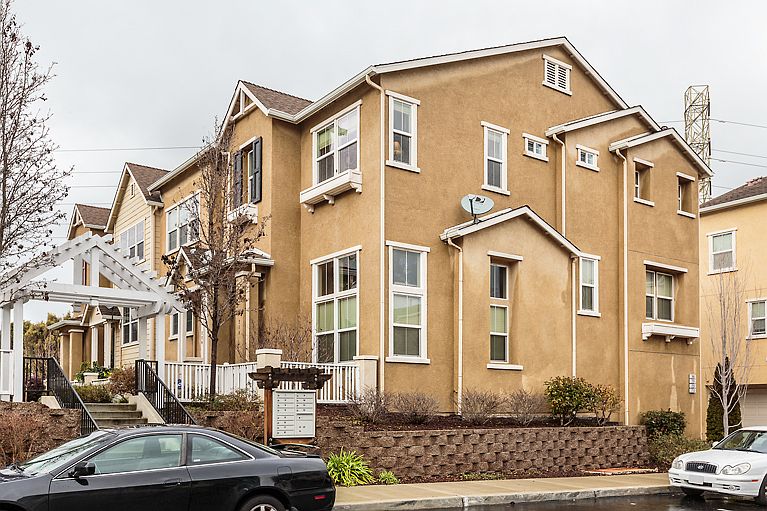 1st image of 210 Summer Ln