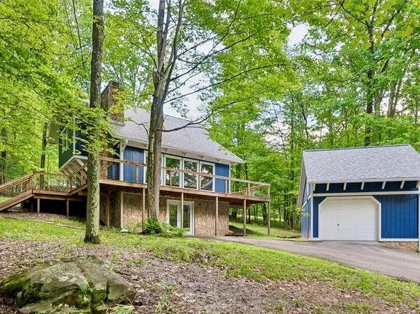 202 Greenbrier Rd, Acme, PA 15610