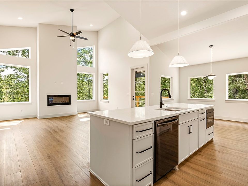 1st image of 6 Minster Ln