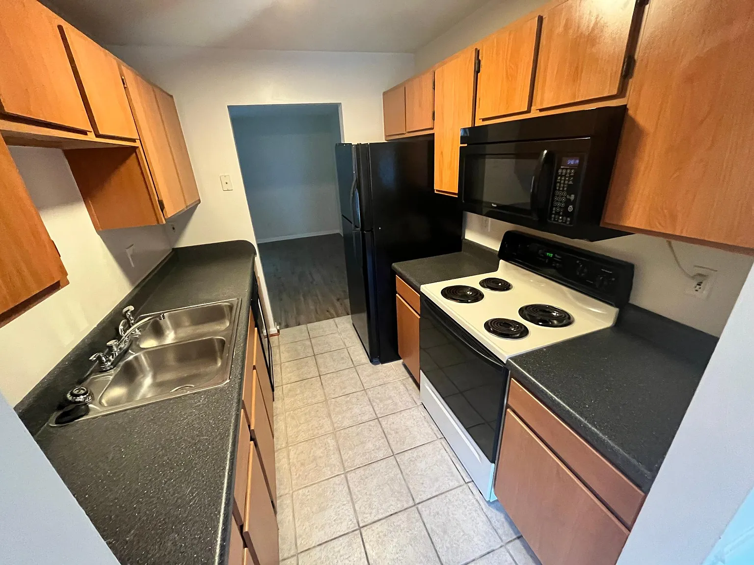 3 bed, 2.5 bath, 1360 sqft, $1,695 — Photo 4