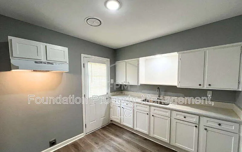 3 bed, 1.0 bath, 1054 sqft, $1,495 — Photo 4