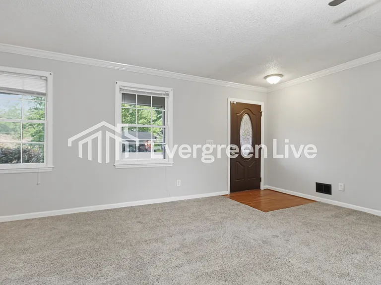 2129 Mary Hill Dr — Photo 2