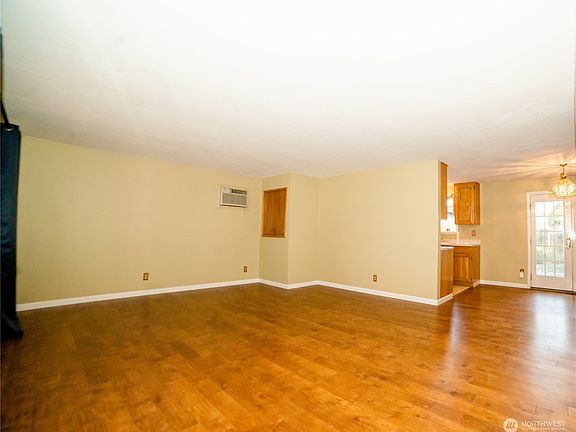 2nd image of 1319 Umatilla St
