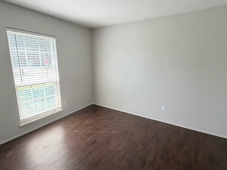 1024 Hawthorne Dr — Photo 13