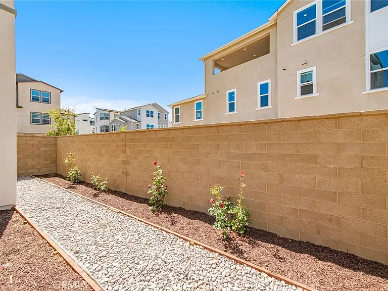 243 Yerba — Photo 13