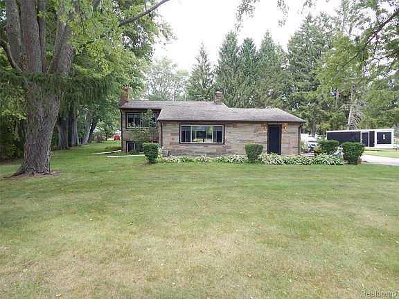 4th image of 4006 N River Rd