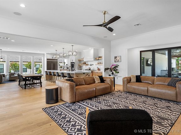 5th image of 7408 E College St
