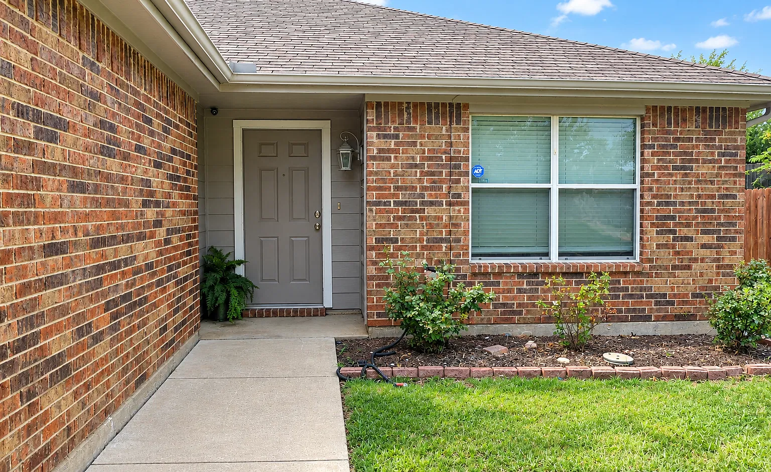 3 bed, 1637 sqft, $2,000 — Photo 2