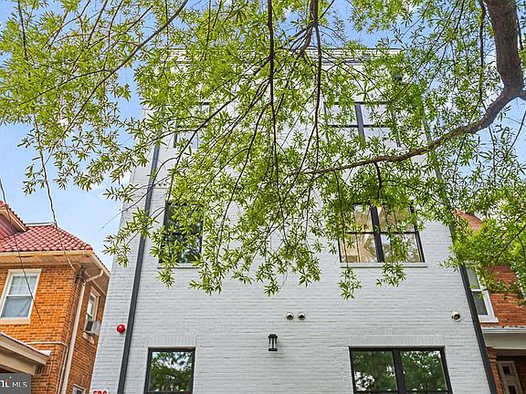 3rd image of 1109 NW Fern St NW #304