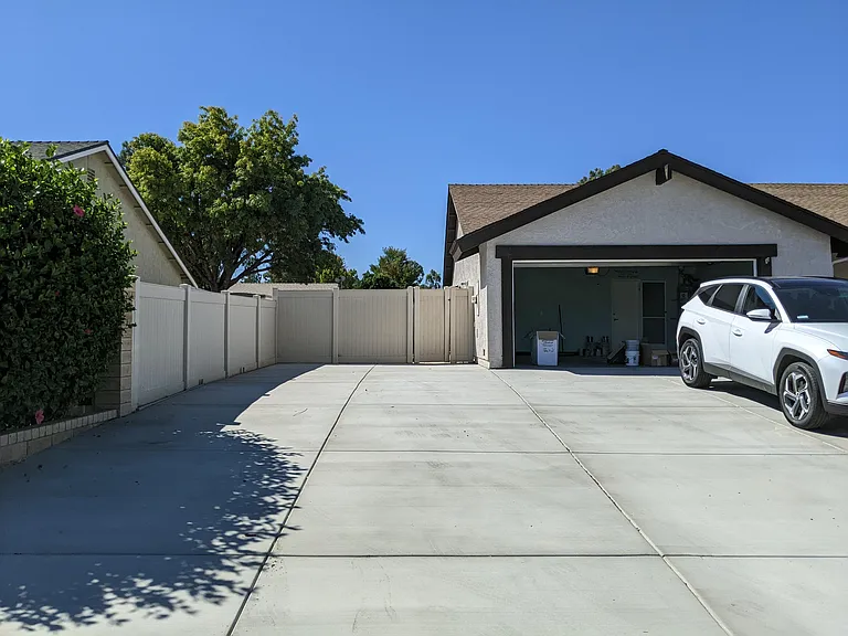 1146 Hudson Ct — Photo 2